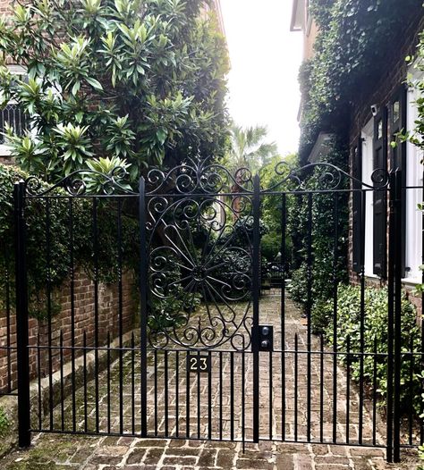 Charleston Gates and Hidden Alleyways - Cindy Goes Beyond Charleston Gates, Charleston Architecture, Charleston Historic District, Charleston Style, Antebellum Homes, Charleston Travel, Rainbow Row, Wrought Iron Gates, Walled City