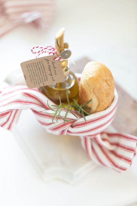 Homemade Kitchen Christmas Gifts, Bread And Oil Gift Basket, Olive Oil Bread Dip Gift, Diy Bread Dipping Oil Gift, Bread Dipping Oil Gift, Homemade Christmas Gifts Teachers, Olive Oil Christmas Gift, Homemade Gift Christmas, Simple Christmas Present Ideas