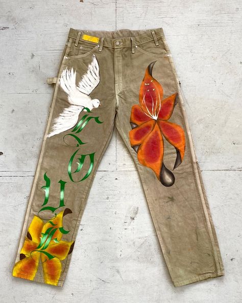 Juliet Johnstone on Instagram: “SOLD 🌺 #182⁣ 🐍 34x32⁣ 🌼 Hand painted and numbered” Juliet Johnstone, Painted Pants, Painted Jacket, Patterned Jeans, Personal Style Inspiration, Clothing Patches, Jeans Diy, Diy Clothes, Khaki Pants