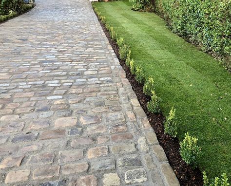 Driveway Ideas Cobblestone, Cottage Driveway Ideas, Cobblestone Landscaping, Cobbled Patio, Garden Cobblestone, Farmhouse Driveway, Cobble Driveway, Cobble Path, Cottage Driveway