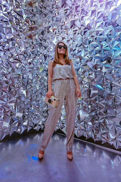 wndr museum sparkle room Wndr Museum, 30s Birthday, Museum Chicago, Spiegel Diy, Museum Outfit, Disco Party Decorations, Chicago Outfit, Lake Style, Metallic Jumpsuits