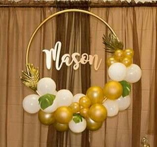 DIY decorated hula hoop with balloons and wooden name plate. Hoop Birthday Decoration, Hula Hoop Birthday Decoration, Hula Hoop Graduation Decoration, Hula Hoop Balloon Arch, Gold Hoop Balloon Garland, Hoop With Balloons, Hoop Balloon Arch, Hula Hoop Balloon, Hulla Hoop Decoration Diy