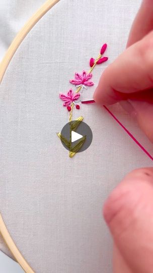 Cross Stitch Flowers Simple, Embroidery Patterns Flowers, Beginner Hand Embroidery, Embroidery Cute, Embroidery Stitches Beginner, Embroidery Lessons, Hand Embroidery Patterns Flowers, Embroidery Cross Stitch, Simple Flower