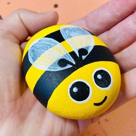 Painting On Pebbles Stone Art, Bee Painting Ideas, Bee Rock Painting, Pebble Painting Ideas, Rock Crafts Diy, Bee Rocks, Ladybug Rocks, Garden Rock Art, Diy Rock Art