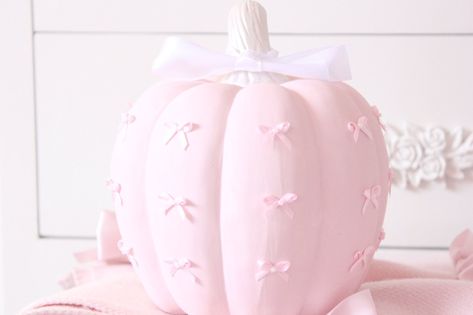 Pink Autumn Aesthetic, Pink Fall Decor, Pink Fall Aesthetic, Cute Painted Pumpkin Ideas, Pumpkin Painting Party, Decorating Pumpkins, Pastel Fall, Pink Autumn, Fall Pink