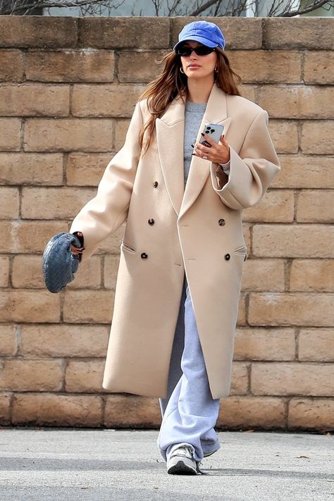 Hailey Bieber Street Style, Hailey Justin, Hailey Baldwin Style, Hailey Bieber Style, Hailey Rhode, Outfit Formulas, Model Off Duty, Camel Coat, Leather Trench Coat