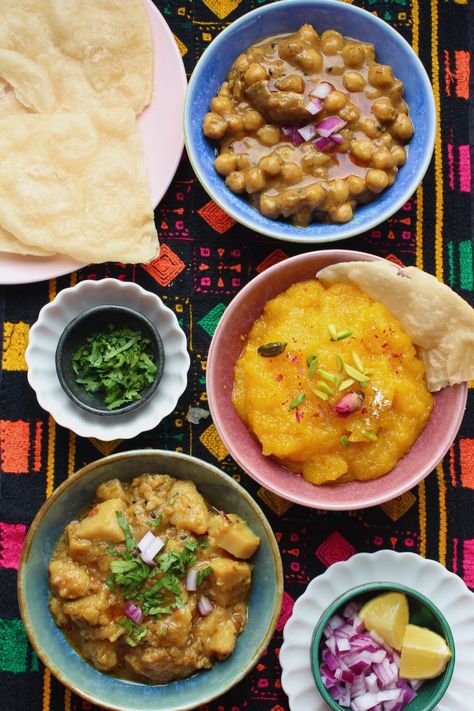 Pakistani Breakfast, Cholay Recipe, Halwa Puri, Uncooked Tortillas, Food Fusion, Curry Spices, Tastemade Recipes, Dried Mangoes, Potato Curry