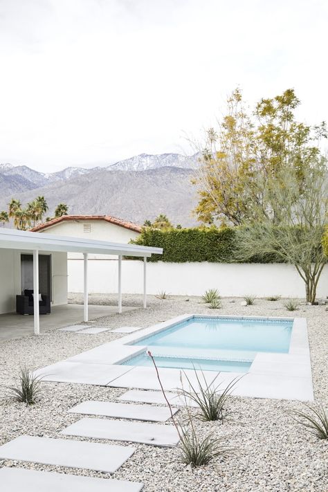 A 1950s Palm Springs Home Gets a Modern Scandi Makeover Palm Springs Backyard, Palm Springs Landscaping, Palm Springs Houses, Palm Springs Home, Mid Century Ranch, Backyard Remodel, Modern Pools, Desert Homes, Small Yard