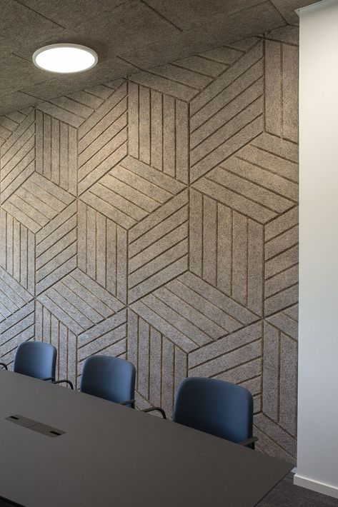 Larsen Strings in Sønderborg (Denmark) recently moved into a brand-new building with focus on their story on developing strings for musicians. In the canteen, Troldtekt rhomb acoustic panels have been installed as both a decorative and sound-absorbing element.  #goodacoustics #holzwolleplatten #träullsplattor #woodwoolpanels #troldtekt | Architects: Arkitekterne Blaavand & Hansson A/S Acoustic Wall Panels Sound Proofing, Acoustic Ceiling Panels Interior Design, Hanging Acoustic Panels Ceiling, Conference Room Acoustic Design, Office Acoustics, Acustic Panels, Acoustic Wall Panels Auditorium, Acoustic Wall Panel, Acoustics Design