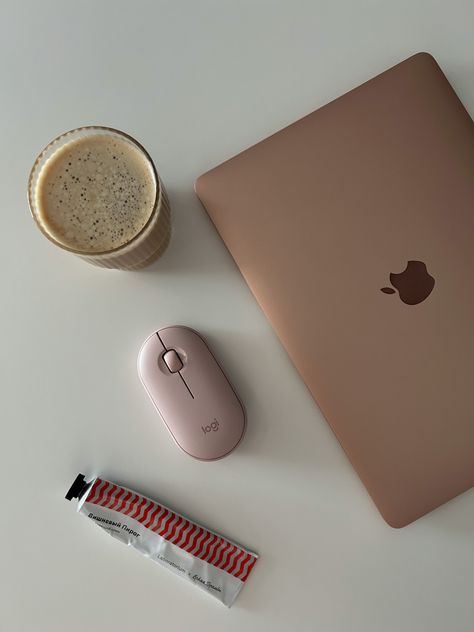 Rose Gold Macbook Air, Air Aesthetic, Rose Gold Macbook, Girls Work, Coffee Aesthetics, Mac Book, Work Design, Logitech, Macbook Air