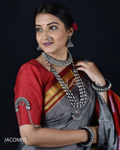 Cotton Saree With Oxidised Jewellery, Ilkal Saree Photoshoot, Kolhapuri Jewellery, Saree Look Traditional, Ilkal Saree, Theory Fashion, Maharashtrian Saree, Traditional Layout, Maharashtrian Wedding