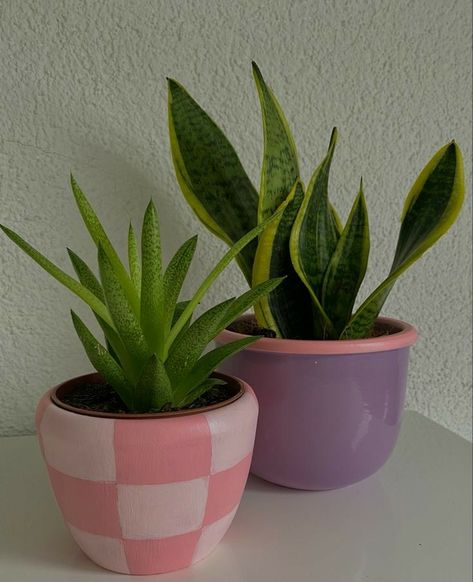 Danish Pastel Plant Pot, Aesthetic Pots For Plants, Pastel Plant Pots, Pink Flower Pot Ideas, Simple Flower Pot Painting, Painting Flower Pots Aesthetic, Aesthetic Flower Pot Painting, Clay Pot Ideas Aesthetic, Painting Pots Aesthetic