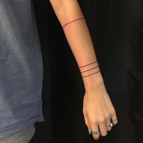 Armband Tattoo Frau, Straight Line Tattoo, Line Tattoo Arm, Band Tattoos, Armband Tattoos, Tattoo Trend, Stylish Tattoo, Neck Tattoos, Arm Band Tattoo