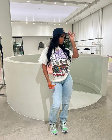 Baggie Jeans Outfit Black Women, Graphic Tee And Jeans Outfit Black Women, Boyfriend Jeans Black Women, Boyfriend Jeans Outfit Black Women, Black Woman Graphic Tee Outfit, Fly Girl Outfits Black Women, Jean Shorts And Graphic Tee Outfit Black Women, Fly Outfit, Fasion Outfits