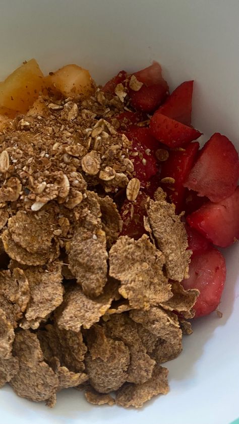 That girl, breakfast, healthy lifestyle All Bran Flakes, Bran Flakes, Fruit Granola, Delicious Healthy Breakfast Recipes, Delicious Healthy Breakfast, Healthy Breakfast Recipes, Get Healthy, Weight Gain, Granola