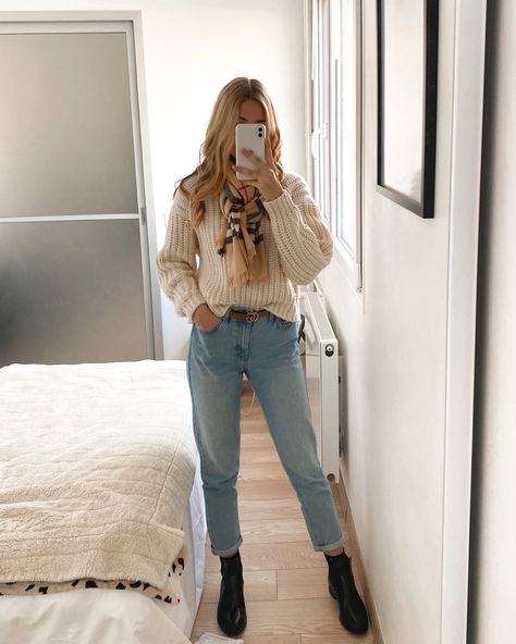 Light Blue Mom Jeans Outfit, Light Blue Jeans Outfit Winter, Blue Jeans Outfit Winter, Light Blue Jeans Outfit, Jeans Outfit Winter, Jean Smart, Blue Mom Jeans, Blue Jean Outfits, Mom Jeans Outfit