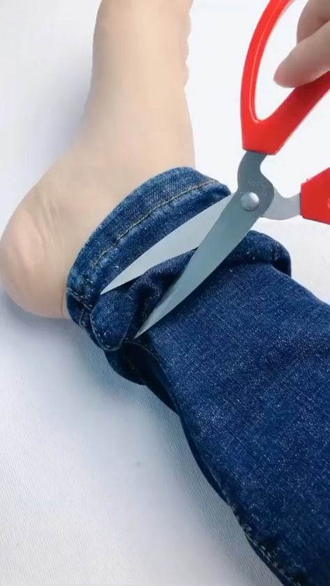 Hemming Jeans, Projek Menjahit, Sewing Alterations, Clothes Organization Diy, Sewing Tutorials Clothes, Diy Fashion Hacks, Diy Clothes Life Hacks, Sewing Stitches, How To Hem Pants