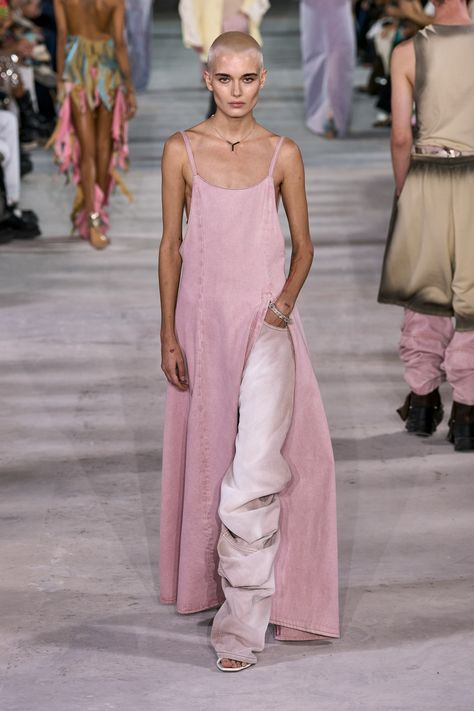 Y/Project - Spring 2024 Ready-to-Wear https://www.vogue.com/fashion-shows/spring-2024-ready-to-wear/y-project/slideshow/collection#29 Dress Over Pants, Look Rose, Y Project, Spring 2024, Couture Collection, Outfits Casuales, Runway Fashion, Pink Dress, Spring Fashion