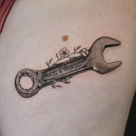 Absolutely nailed this memorial wrench tattoo @thistlekae! Such a thoughtful and detailed way to remember someone special. A true work of art! 🔧🤩⁠ Mechanic Memorial Tattoo, Car Memorial Tattoo, Crafting Tattoo, Mechanic Tattoo Design, Memorial Tattoos Dad, Western Back Tattoo, Mechanic Tattoo Ideas, Creativity Tattoo