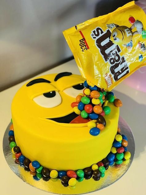 Cake lovers / Cake decorate Rodjendanske Torte, M&m Cake, Cake Fails, Candy Birthday Cakes, 10 Birthday Cake, Gravity Cake, Funny Birthday Cakes, Candy Cakes, Character Cakes