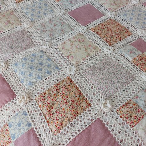 Free Pattern to make a gorgeous Cottagecore Fusion Quilt Fusion Quilt Pattern, Crochet And Fabric Quilt, Fusion Blanket Crochet Pattern, Fusion Crochet Quilt, Crochet Fusion Quilt, Fusion Quilt Crochet, Quilt Cottagecore, Fusion Blanket, Crochet Quilt Tutorial