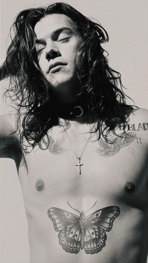 Tatuajes Harry Styles, Harry Styles Shirtless, Harry Styles Long Hair, Harry Styles Photoshoot, Gambar One Direction, Harry Styles Tattoos, Bianca Jagger, Harry Styles Poster, Chelsea Handler