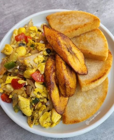 Jamaican Aesthetic, Caribbean Breakfast, Dominican Breakfast, Jamaican Breakfast, Tropical Breakfast, Ital Food, Fruit Toast, Jamaica Food, Plant Based Recipes Breakfast