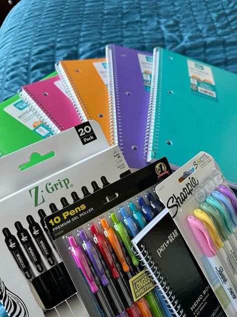 Pretty School Supplies, School Study Ideas, Stationery Obsession, Cute Stationary School Supplies, School Bag Essentials, College School Supplies, High School Survival, Cute School Stationary, School Supplies Shopping