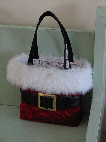 Here is one of my seasonal best sellers.  I've been making and selling these for about five years now and they never disappoint.  It's just more fun to shop carrying this purse! Christmas Handbags, Christmas Purse, Holiday Handbag, Quilted Bags, Sac Diy, Santa Boots, Santa Bags, Santa Suit, Craft Easy