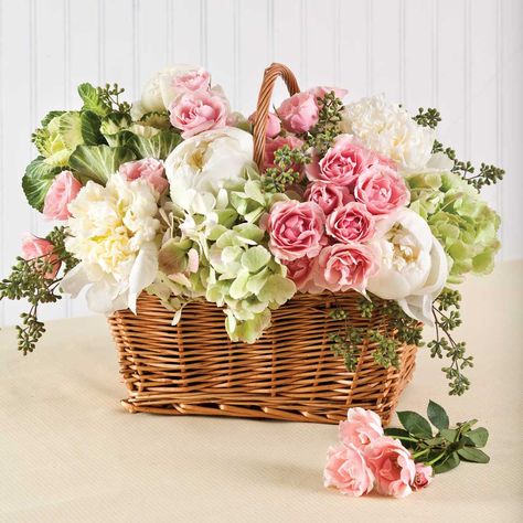 I love receiving beautiful flowers but I never quite knew how to arrange them...until now! Basket Arrangement, Basket Flower Arrangements, Săpunuri Handmade, Spring Floral Arrangements, Spring Centerpiece, Diy Arrangements, Floral Baskets, Silk Flower Arrangements, Beautiful Flower Arrangements