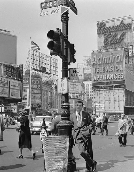 Times Square mid 1950s with the Warner Theater movies in Cinerama! Manhattan, New York. Times Square New York City, Nyc History, Nyc Times Square, New York Vintage, Nyc Street, New York Photos, Studio 54, Outdoor Advertising, Vintage New York