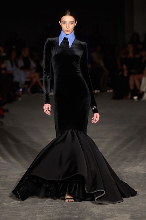 Trumpet Gown, Christian Siriano, Velvet Fashion, Current Fashion Trends, Fall 2022, Fashion Show Collection, New York Fashion Week, Couture Fashion, New York Fashion