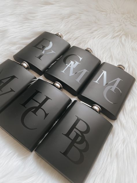 Customized 8oz hip flasks Cricut Flask Ideas, Grooms Proposal Boxes, Groomsmen Proposal Box Ideas, Groomsman Boxes, Bridesmaid Box Ideas, Flask Groomsmen Gifts, Bridesmaid Proposal Ideas, Groomsmen Favors, Personalized Flask