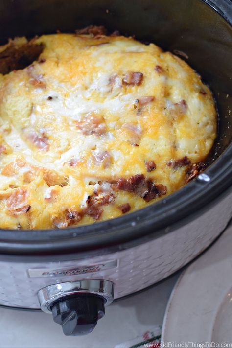 Slow Cooker Egg Bake, Breakfast Casserole In Crockpot, Crockpot Egg Bake, Christmas Breakfast Crockpot, Crockpot Egg Casserole, Easy Crockpot Breakfast Casserole, Bake With Cream Cheese, Crockpot Breakfast Recipes, Breakfast Casserole Crockpot