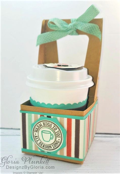 Single Cup Holder Tutorial with Video - Designz By Gloria Christmas Bazaar Ideas, Gift Card Holder Diy, Mini Coffee Cups, Coffee Cups Diy, Christmas Treats Holders, K Cup Holders, Drink Carrier, Coffee Gifts Card, Craft Video