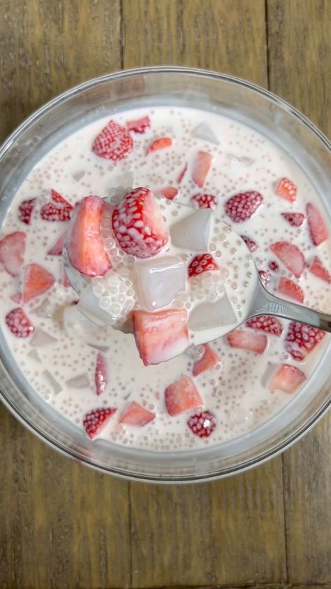 Strawberry Sago With Nata De Coco, Strawberry Sago Recipe, Strawberry Sago Dessert, Strawberry Tapioca Pearls, Tapioca Pearls Recipe, Jelly Recipes Desserts, Strawberry Sago, Bowl Of Strawberries, Tapioca Dessert