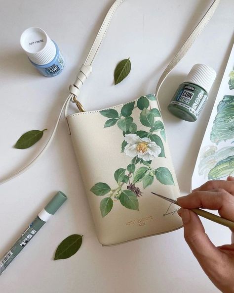 Wallpaper Aesthetic Green, Hand Painted Bags Handbags, Hand Painted Leather Bag, Painted Leather Bag, Hand Painted Purses, Painted Handbag, Kids Pencil Case, Painted Purse, Fabric Painting Techniques