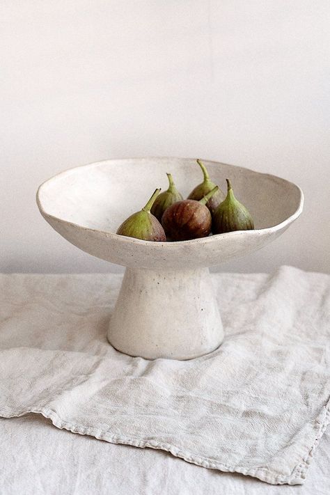 Pottery Pedestal Bowl, Pottery Designs Bowl, Ceramic Pottery Photography, Ceramic Pedestal Bowl, Ceramic Handmade Ideas, Home Made Pottery, Ceramic Art Bowl, Pinch Ceramics, Bowl Ceramic Design