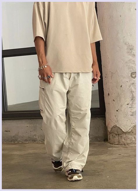 Mens Baggy Outfit, Beige Cargo Pants Outfit Men, Cargo Outfit Men, Ootd Cargo, Beige Cargo Pants Outfit, Oversized Outfit Men, White Cargo Pants Outfit, Baggy Pants For Men, Style Baggy Pants