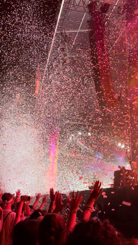 #sziget #tameimpala #concert #confetti #colours #colors #trippy #fun #funtimes #hands #handsintheair #art #music #artist #tame #impala #slowrushtour #tour #slowrush #album #photo #photography #festival #szigetfestival #budapest Tame Impala Concert, Concert Confetti, Hands In The Air, Dream Concert, Tame Impala, Music Artist, Coldplay, Album Photo, Photo Photography