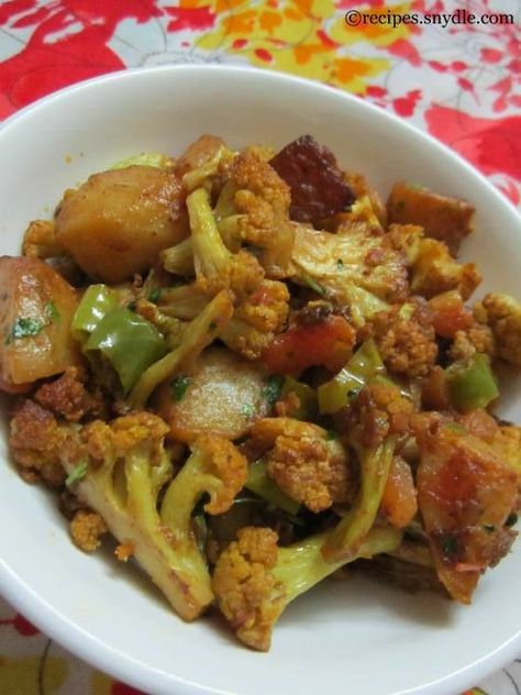 Aloo Mutter, Gobi Curry, Sindhi Recipes, Aloo Gobi Recipe, Curry Restaurant, Gobi Recipe, Vegetarian Protein Recipes, Bread Cones, Gobi Recipes