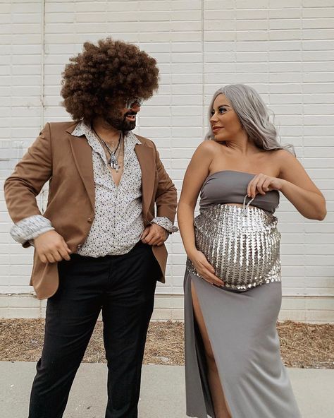 26 Halloween costumes for pregnant women Pregnant Couple Halloween Costumes, Costumes Pregnant, Nursery Rhyme Costume, Disco Halloween, Mom Halloween Costumes, Mom Costumes, Clever Costumes, Pregnancy Costumes, Pregnant Halloween Costumes