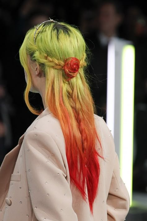 Ombré vert et orange #cheveuxoranges Cheveux Oranges, Yellow Hair Color, Orange Ombre, Fantasy Hair, Yellow Hair, Ombre Hair Color, Cool Hair, Colorful Hair, Mermaid Hair