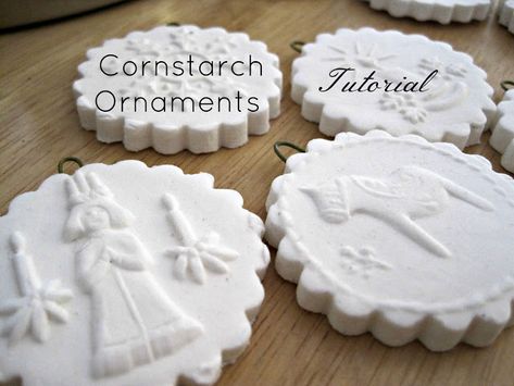 Easy DIY: Cornstarch Christmas Ornaments Cornstarch Ornaments, Celebrate Yule, Porcelain Crafts, Joululahjat Diy, Dough Crafts, Salt Dough Crafts, Holidays Crafts, Diy Keramik, Chirstmas Decor