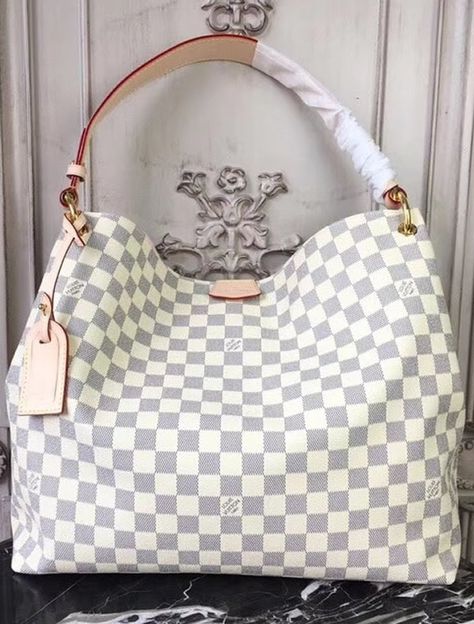 Louis Vuitton Damier Azur Graceful MM N42233 is spacious and can be used for all kinds of items and belongings. There won’t be a single item that won’t fit inside. #LouisVuittonHandbags #DamierAzur #GracefulMM #N42233 Louis Vuitton Graceful Mm, Louis Vuitton Graceful, Tas Louis Vuitton, Tas Lv, Louis Vuitton Damier Azur, Lightweight Bag, Va Va Voom, Lv Handbags, Vuitton Bag