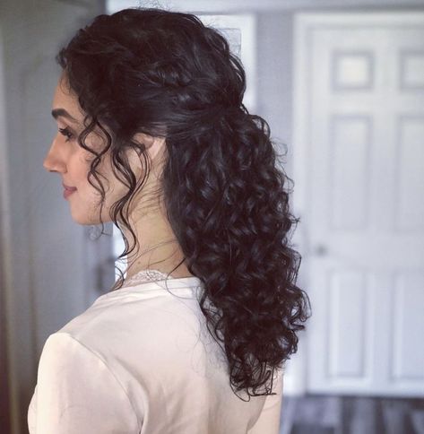 half up half down enahcing natural curl curly hairstyles Engagement Photo Hair, Curly Hair Half Up Half Down, Curly Bridal Hair, Down Styles, Casual Wedding Hair, Bridal Hair Half Up, Thick Natural Hair, Hair Style On Saree, Peinados Hair Styles