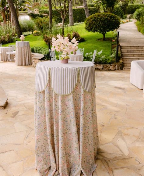 Cocktail Tablecloth Ideas, Wedding Cocktail Tables Decor, Cocktail Table Tablecloth, Bow Tablescape, Cocktail Table Wedding, Wedding Cocktail Table, Wedding Cocktail Tables, Cocktail Hour Decor, Wedding Place Settings