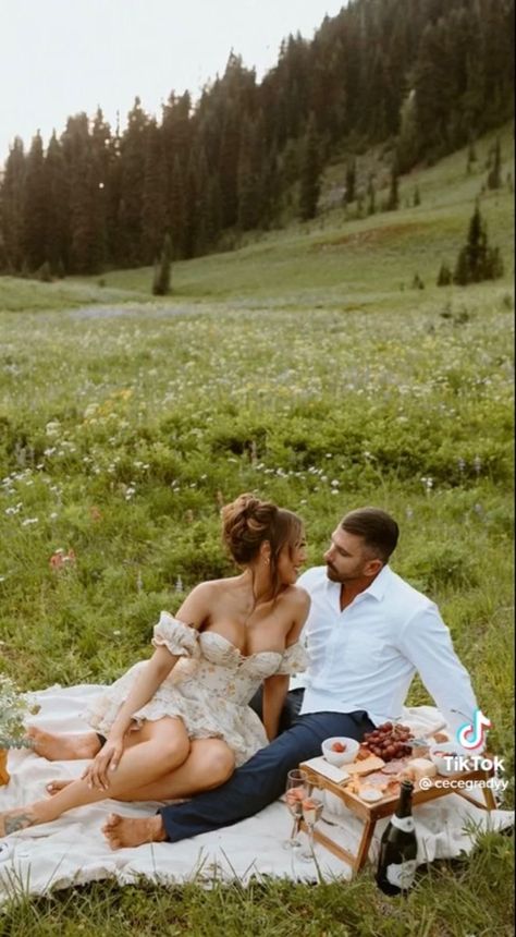 Picnic Engagement Photos, Spring Home Decor Ideas, Picnic Photo Shoot, Picnic Engagement, Home Decor Spring, Pre Wedding Photoshoot Outfit, Homes Decor, Anniversary Pictures, Romantic Picnics