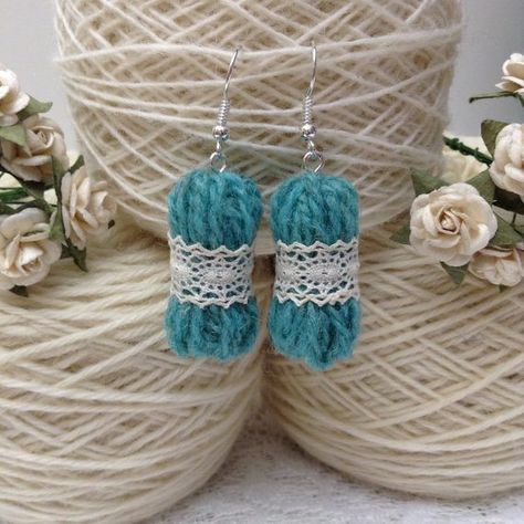 micro yarn doily earrings Ball Accessories, Crochet Machine, Christmas Jewelry Diy, Balls Of Yarn, Crochet Earrings Pattern, Yarn Ball, Accessories Diy Jewelry, Sewing Box, Diy Schmuck