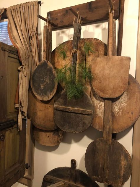 Rug Beaters Decor Antiques, Primitive Bowl Rack, Primitive Shelf Decor Ideas, Bread Boards Decor Ideas, Early Primitive Decorating, Primitive Kitchen Island, Primitive Fireplace, Diy For Home Decor, Prim Kitchen